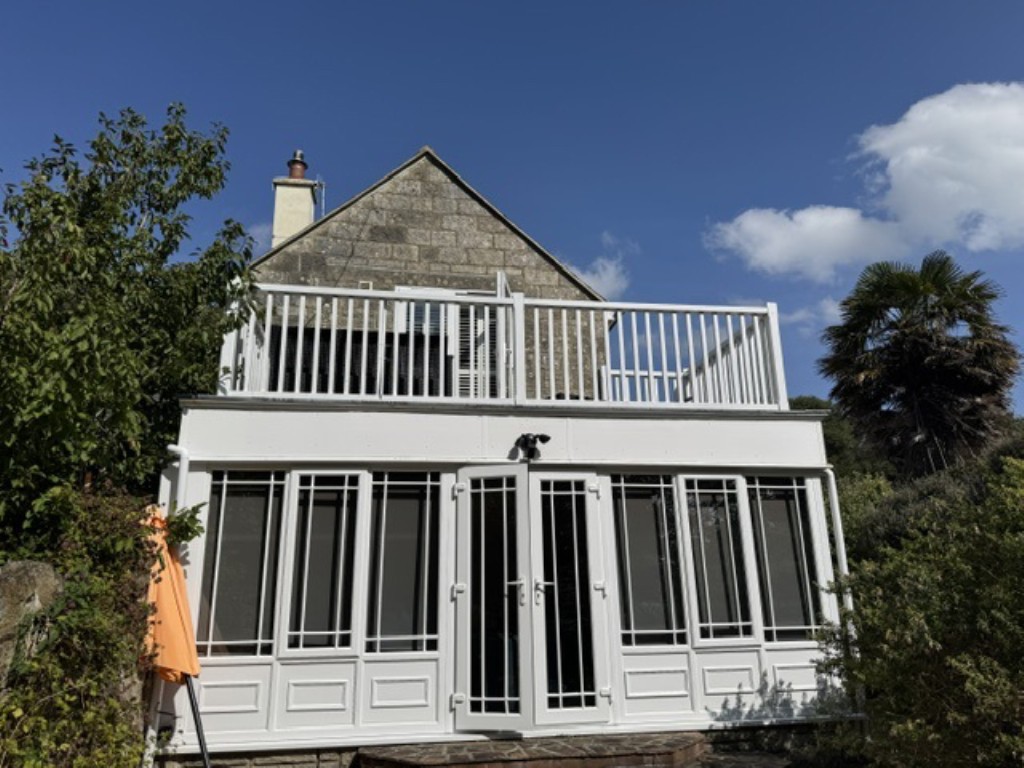 Lot: 77 - FORMER STABLE BLOCK ARRANGED AS A CHARMING COTTAGE WITH GARAGE AND GARDENS - Front Elevation from the Garden